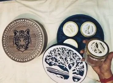Round gift box with 4 glass jars